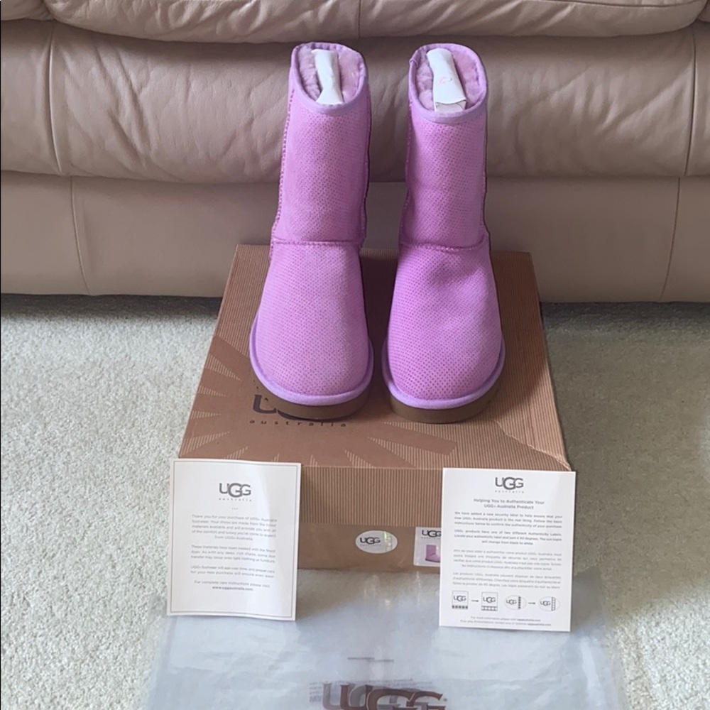 NWT--Ugg Classic Short Perf(Pink)--Size 7